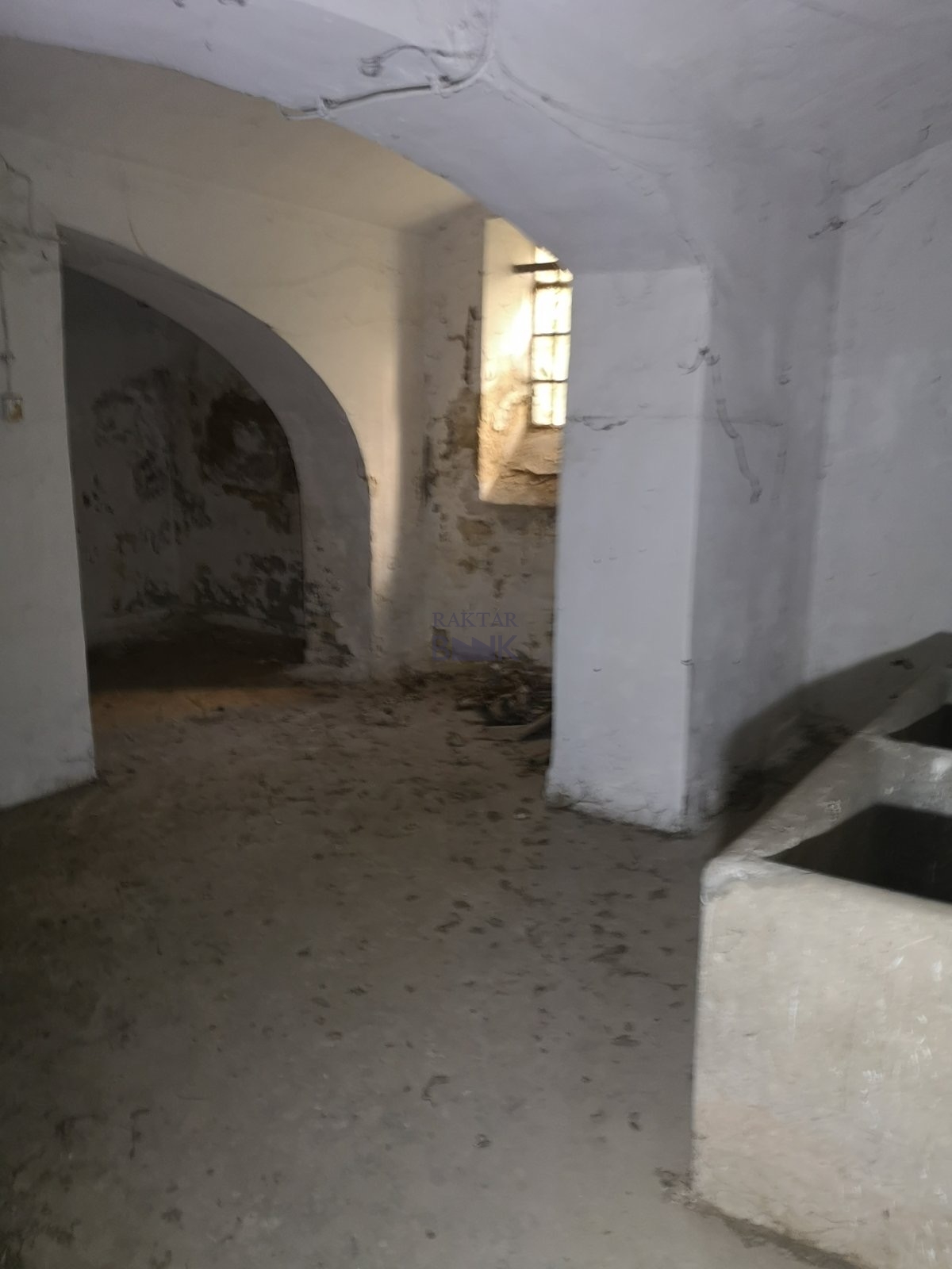 Kiadó Raktár - Szombathely Szelestey László - 1 000 Ft/m2/hó-kép(15392)