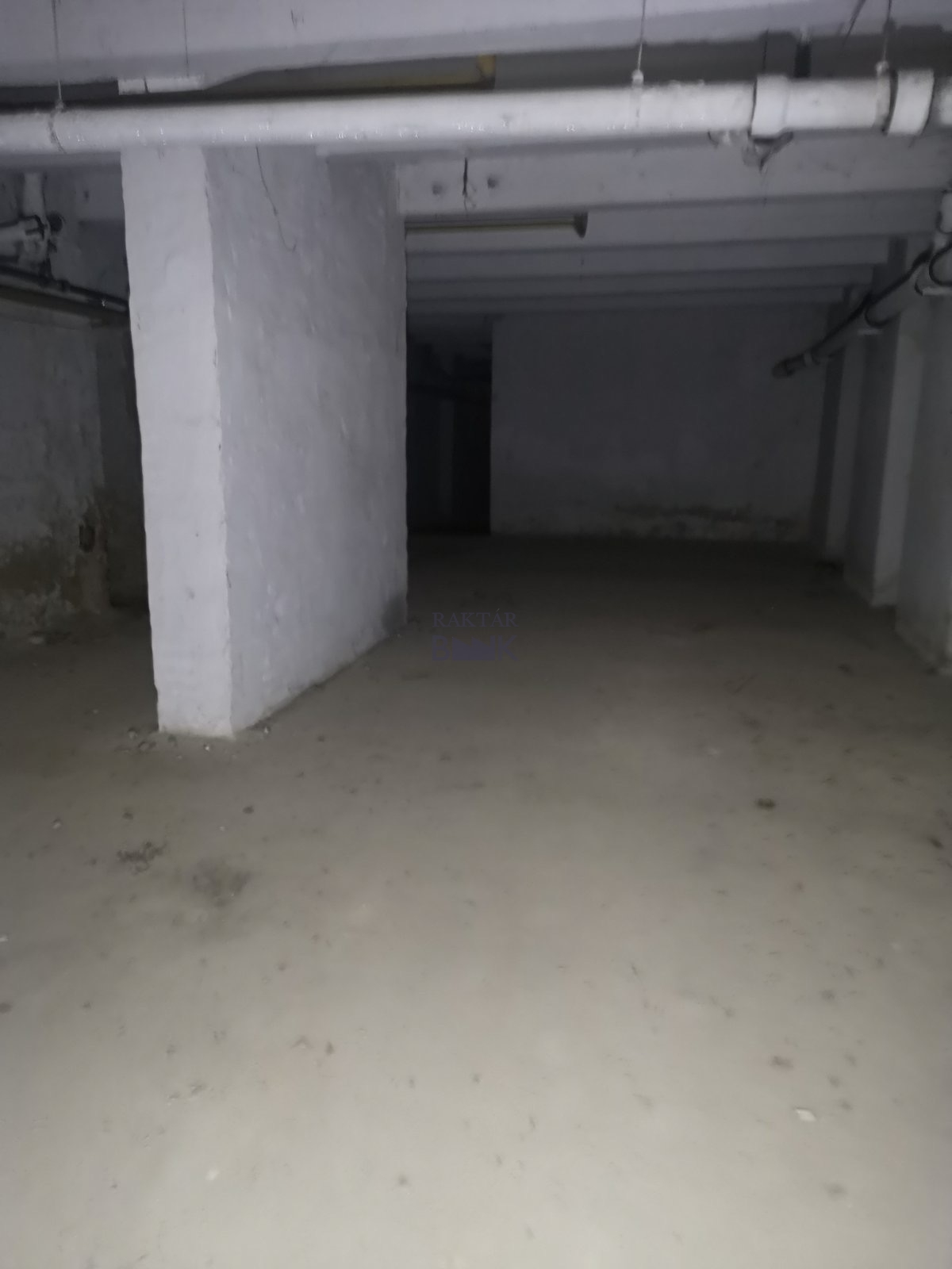 Kiadó Raktár - Szombathely Fő tér  - 1 000 Ft/m2/hó-kép(15381)