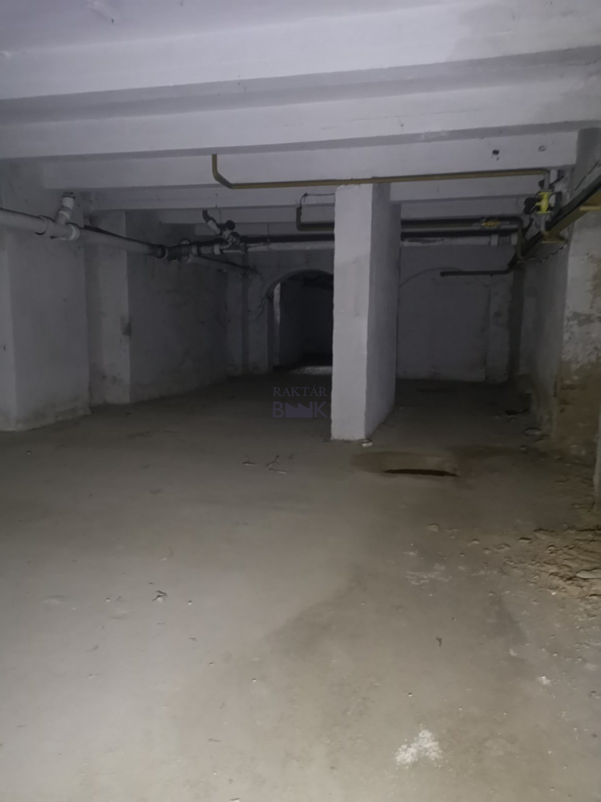 Kiadó Raktár - Szombathely Fő tér  - 1 000 Ft/m2/hó-kép(15382)