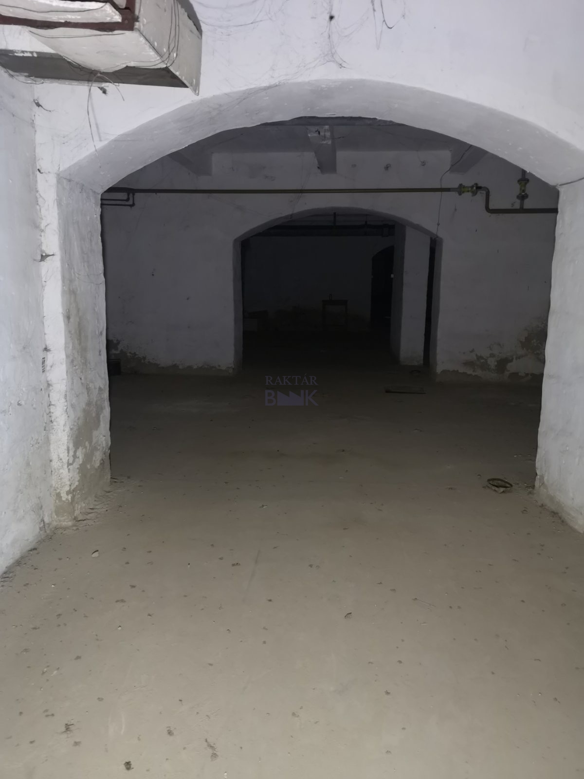 Kiadó Raktár - Szombathely Fő tér  - 1 000 Ft/m2/hó-kép(15385)