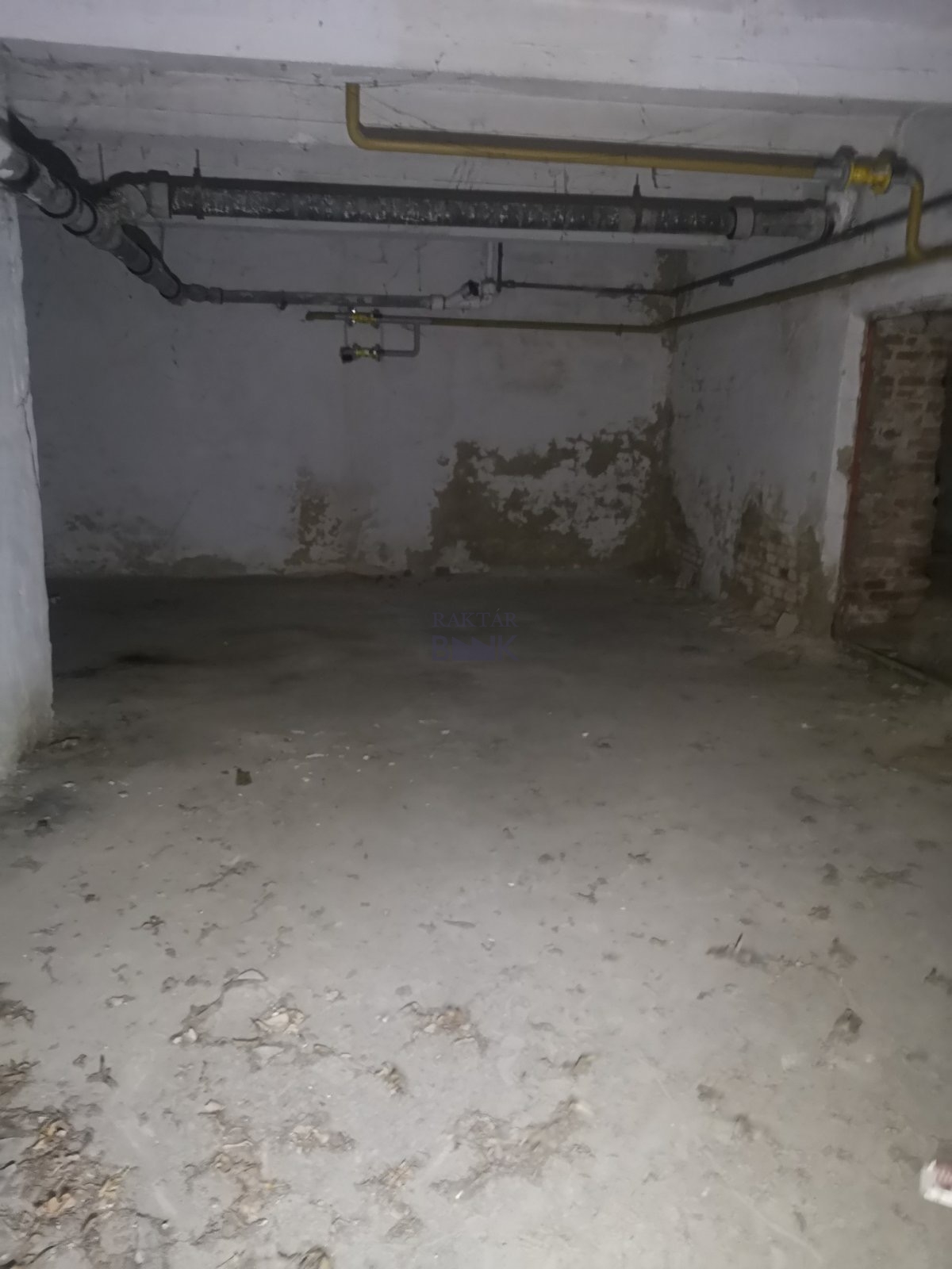 Kiadó Raktár - Szombathely Fő tér  - 1 000 Ft/m2/hó-kép(15387)