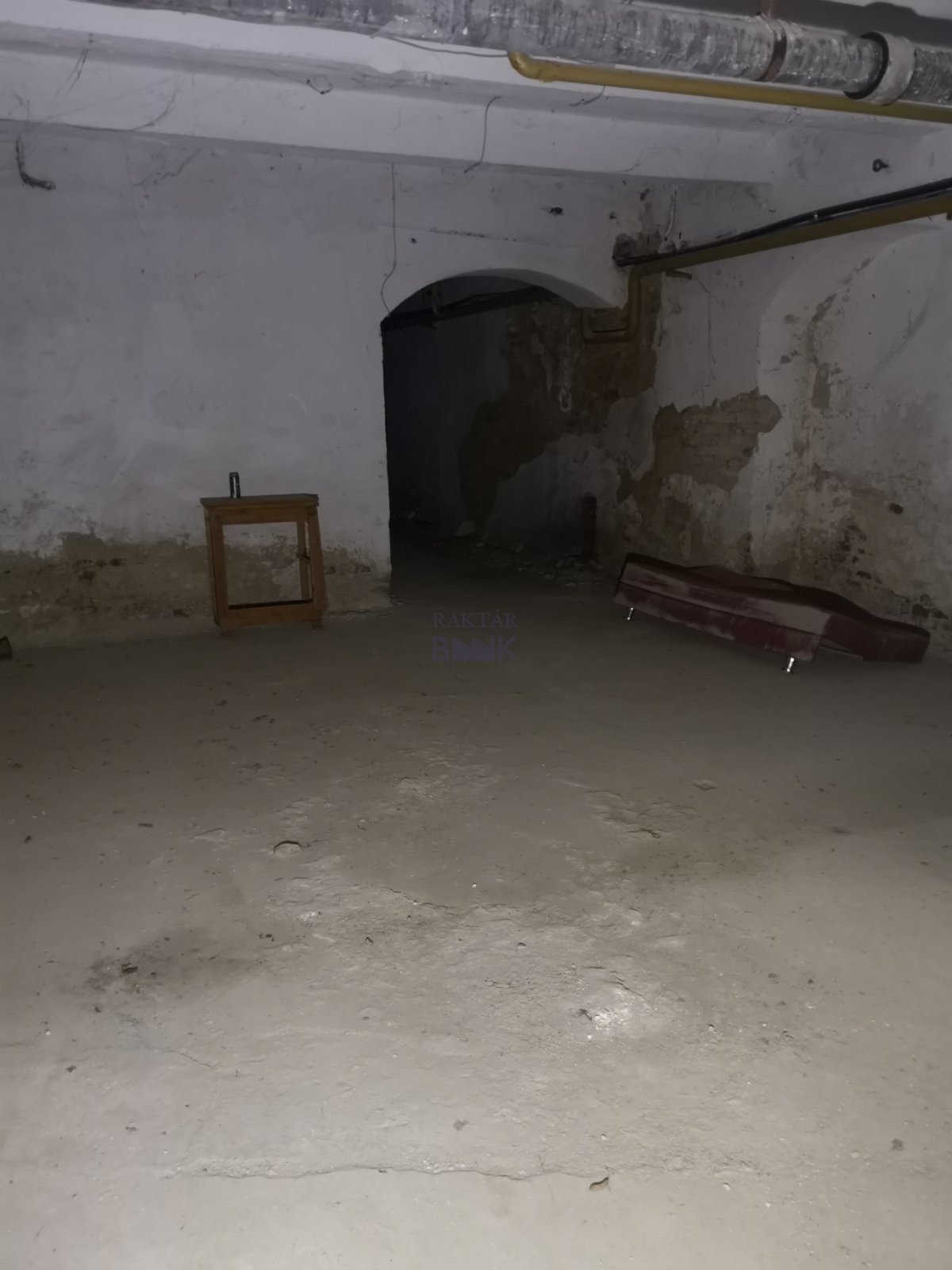 Kiadó Raktár - Szombathely Fő tér  - 1 000 Ft/m2/hó-kép(15383)
