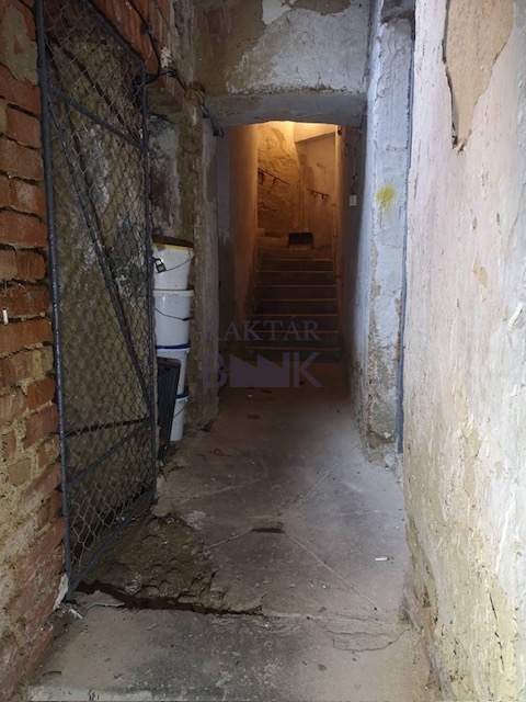 Kiadó Raktár - Szombathely Fő tér  - 1 000 Ft/m2/hó-kép(15389)