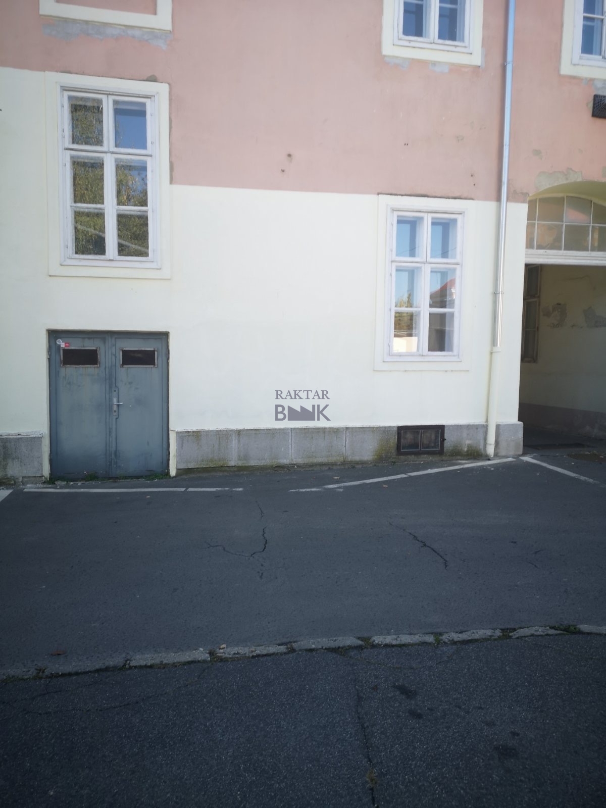 Kiadó Raktár - Szombathely Fő tér - 1 000 Ft/m2/hó-kép(15372)