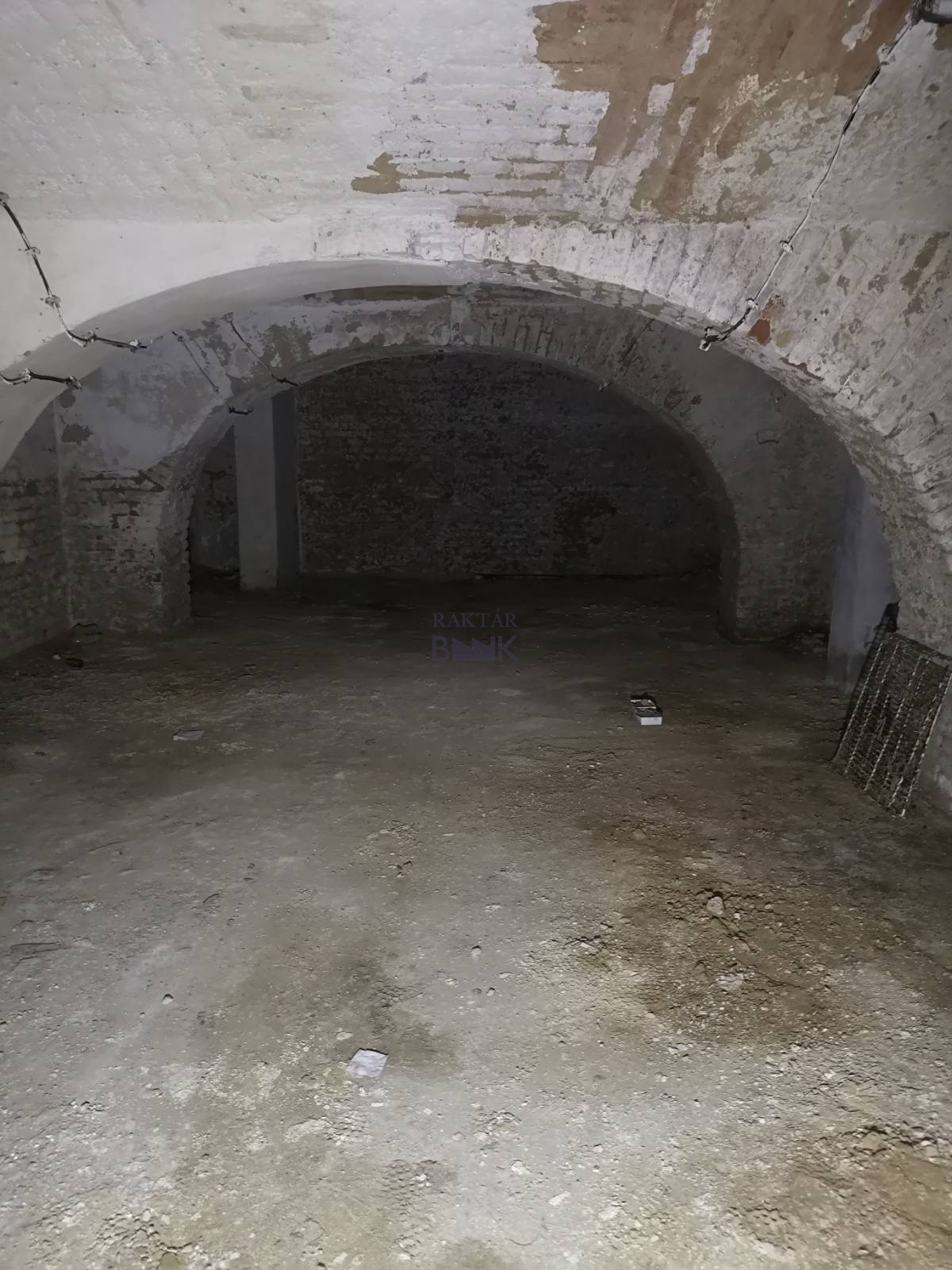 Kiadó Raktár - Szombathely Fő tér - 1 000 Ft/m2/hó-kép(15376)