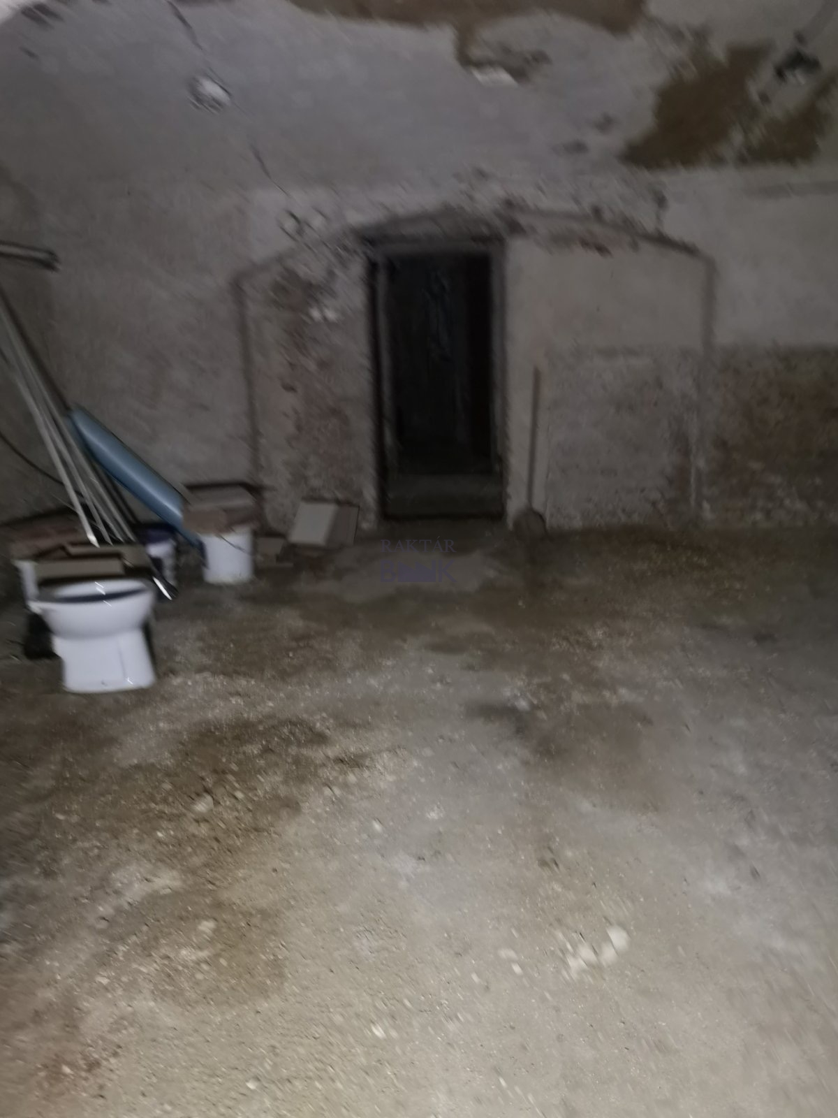 Kiadó Raktár - Szombathely Fő tér - 1 000 Ft/m2/hó-kép(15377)