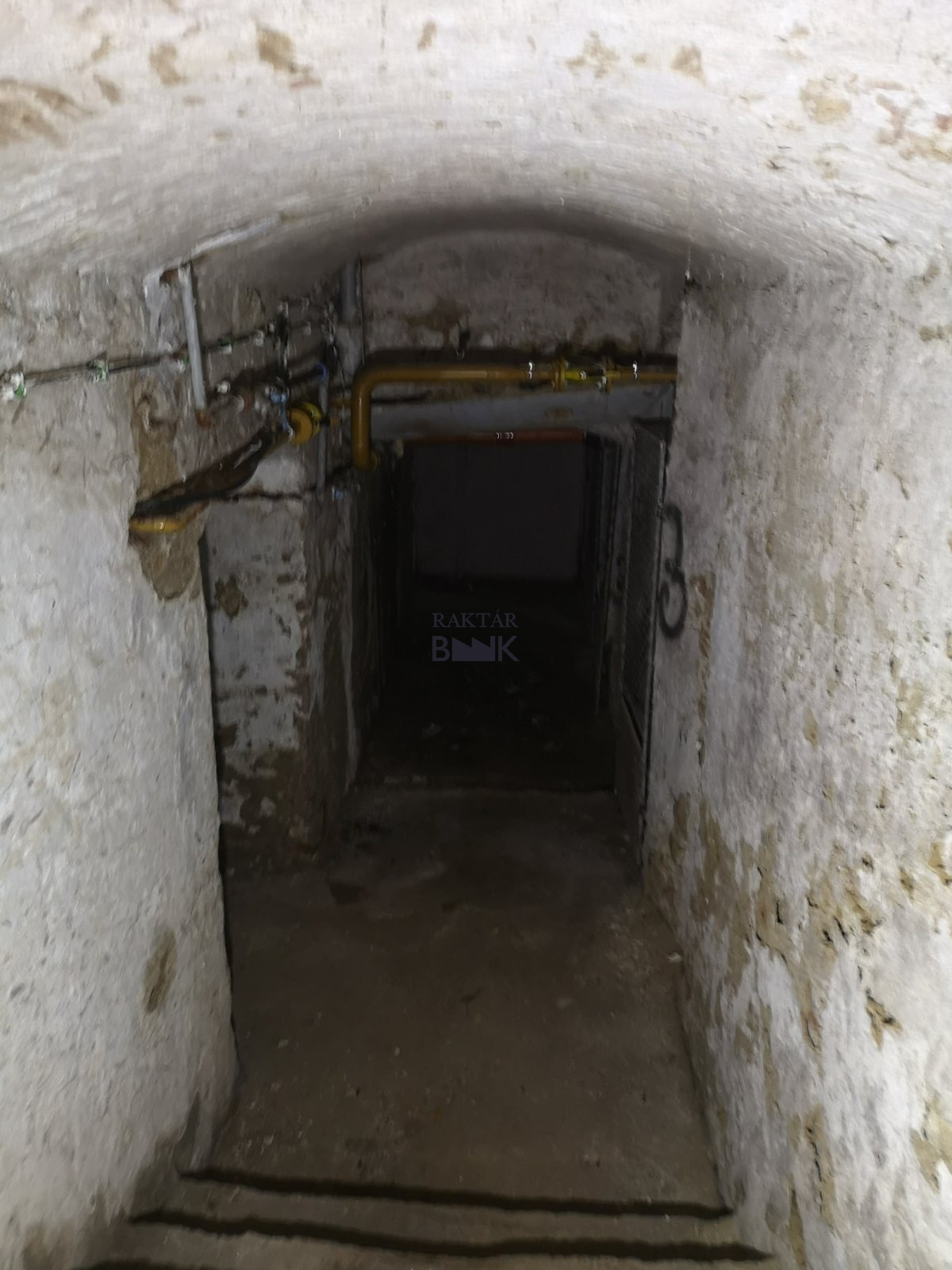 Kiadó Raktár - Szombathely Fő tér - 1 000 Ft/m2/hó-kép(15374)