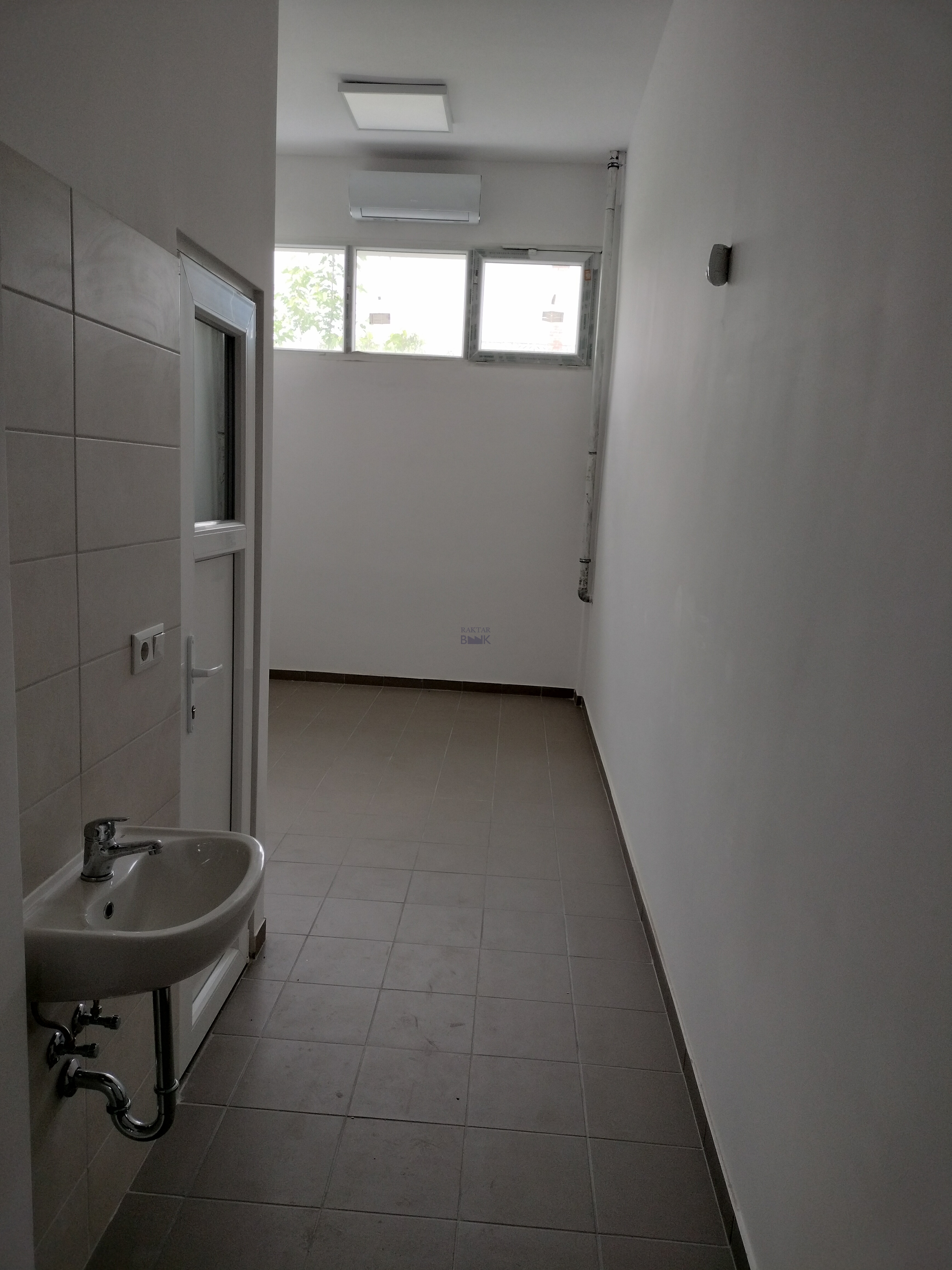 Kiadó Raktár - Jászfényszaru Samsung tér 2 - 5,7 EUR/m2/hó-kép(13903)