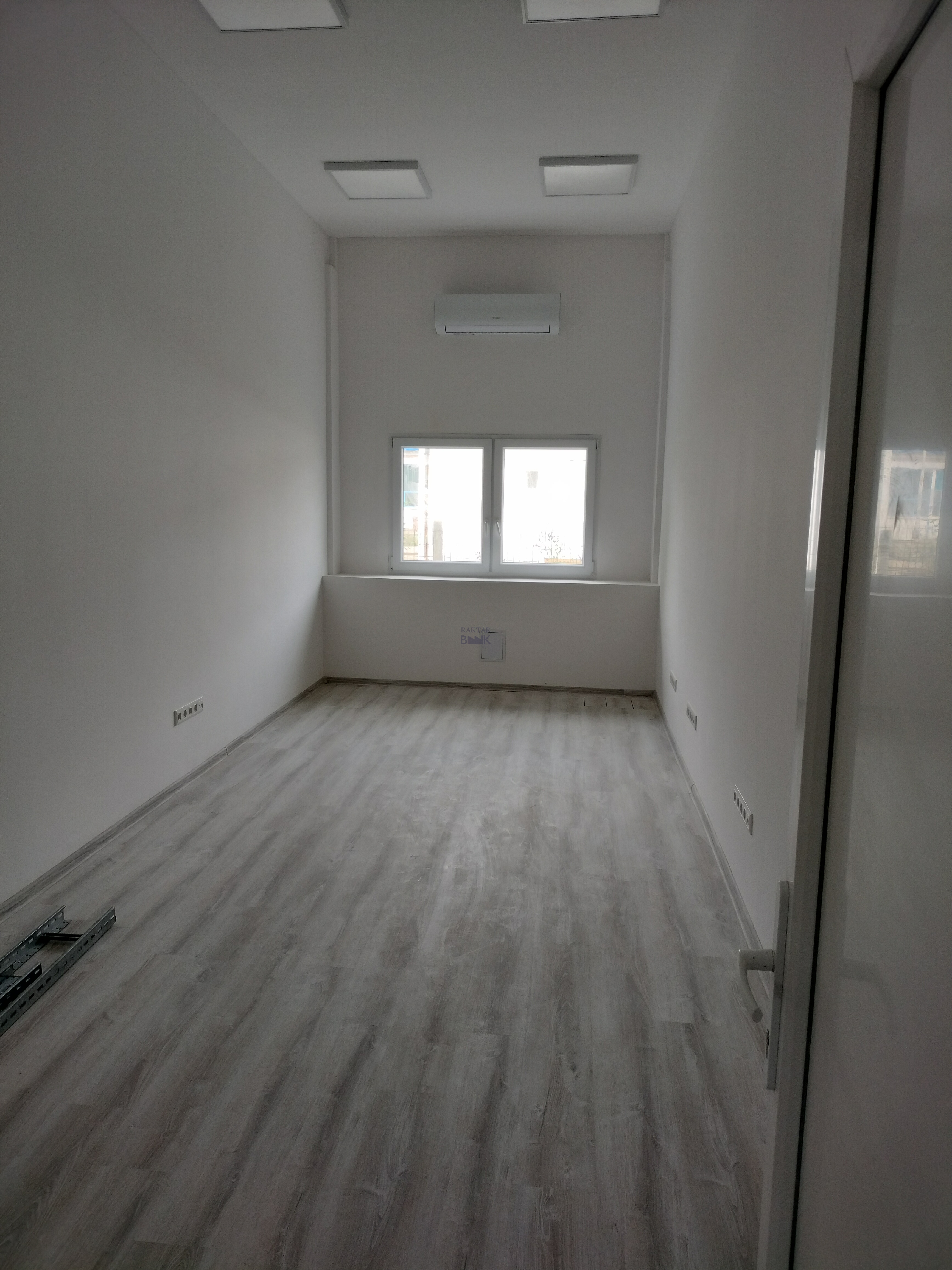 Kiadó Raktár - Jászfényszaru Samsung tér 2 - 5,7 EUR/m2/hó-kép(13902)